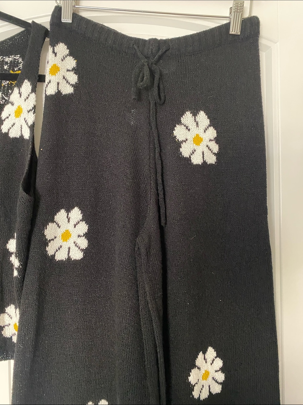 Peach Love Black Daisy Knit Tank & Wide-Leg Lounge Pants Set - Picture 3 of 3